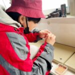 Atomu Mizuishi Instagram - これは、「南無三！」と言いながら、ワカサギのエサであるサシ虫を付けていますね。 「ごめんごめんヴァアｱｱ ｲﾔﾀﾞｧｧｱ」と言いながら、付けてるようですね。 #黄竜の村 #の衣装 #着てワカサギ釣り