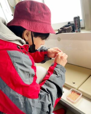 Atomu Mizuishi Instagram - これは、「南無三！」と言いながら、ワカサギのエサであるサシ虫を付けていますね。

「ごめんごめんヴァアｱｱ ｲﾔﾀﾞｧｧｱ」と言いながら、付けてるようですね。

#黄竜の村
#の衣装 
#着てワカサギ釣り