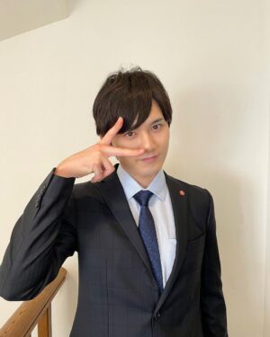 Atomu Mizuishi Instagram - 情報解禁！

ドラマ『#アイゾウ 警視庁・心理分析捜査班』三好慧 役で出演させていただきます！

海外であった実際の"愛憎"事件。
「もし今の日本で起きたら？」をテーマに制作されるドラマです。

夏子さん演じる変人な天才、安座間。
津田寛治さん演じる先輩刑事、久世さんと事件に挑みますっ

僕演じる三好は、仕事はこなせるんだけど、なんか空回りしてるというか、それはこの2人と居るからなのかもしれません、すごいこき使われてます、でも捜査の成果はちゃんと出します

しかしこの三角形、我ながら絶妙なバランスだと感じておりまして、、
台本があっても何が起こるか分からない楽しさがあり、毎日現場を楽しめております

各ストーリーのゲストさんもあんな方から、こんな方まで！
笑いどころもなかなかに多いのであっという間に観れてしまうことでしょう

フジテレビ系にて10月11日〜放送開始です。
皆さまお楽しみに🫶