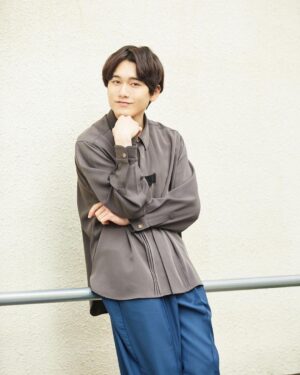 Atomu Mizuishi Instagram - 全国60カ所のミニシアターで配布中の「DOKUSOマガジン」！
春を迎えて写真もリニューアルです🌸

僕はお悩み相談コーナーを連載中！
あんなことからこんなことまで、どしどし受付中でございます

お兄さんに聞きたいことある？？