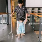 Atta Halilintar Instagram - nuntun papa latihan jalan setelah operasi. si paling gabisa liat papa sakit. selamanya bersama ya nak.
