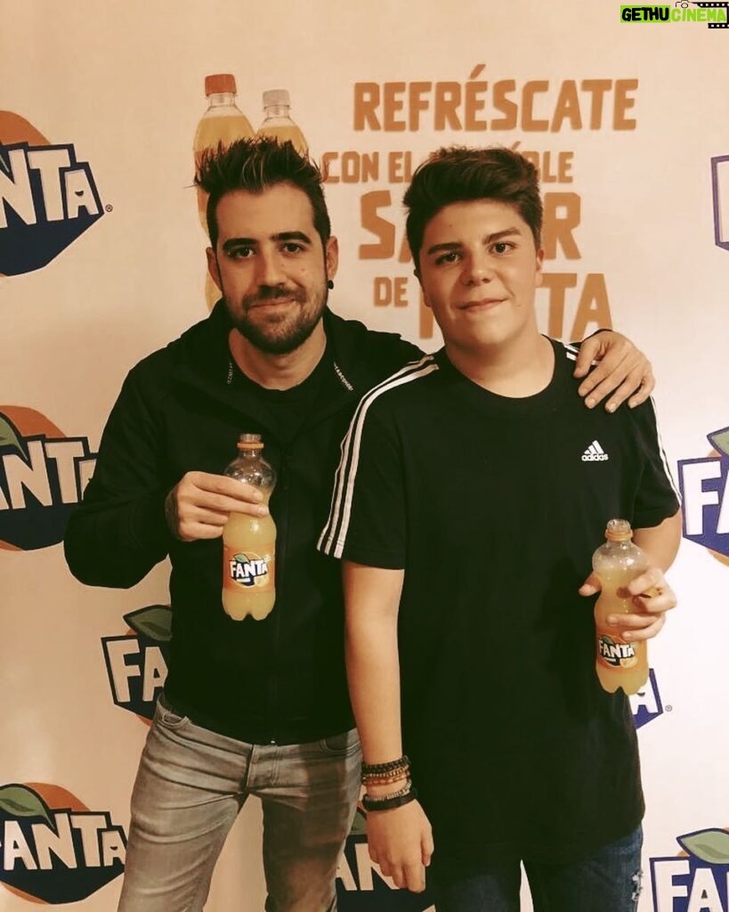 AuronPlay Instagram - hola carapepinos, aquí os dejo una foto con uno de los ganadores del concurso de @fanta_esp que por cierto el evento está siendo muy chulo. El chaval es muy majo y huele bien. #FantabyUs