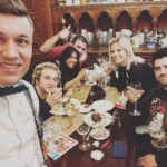 AuronPlay Instagram - Le hemos pedido al camarero que nos haga una foto y va y se hace un selfie me parto los cojones jajaja Bucharest, Romania
