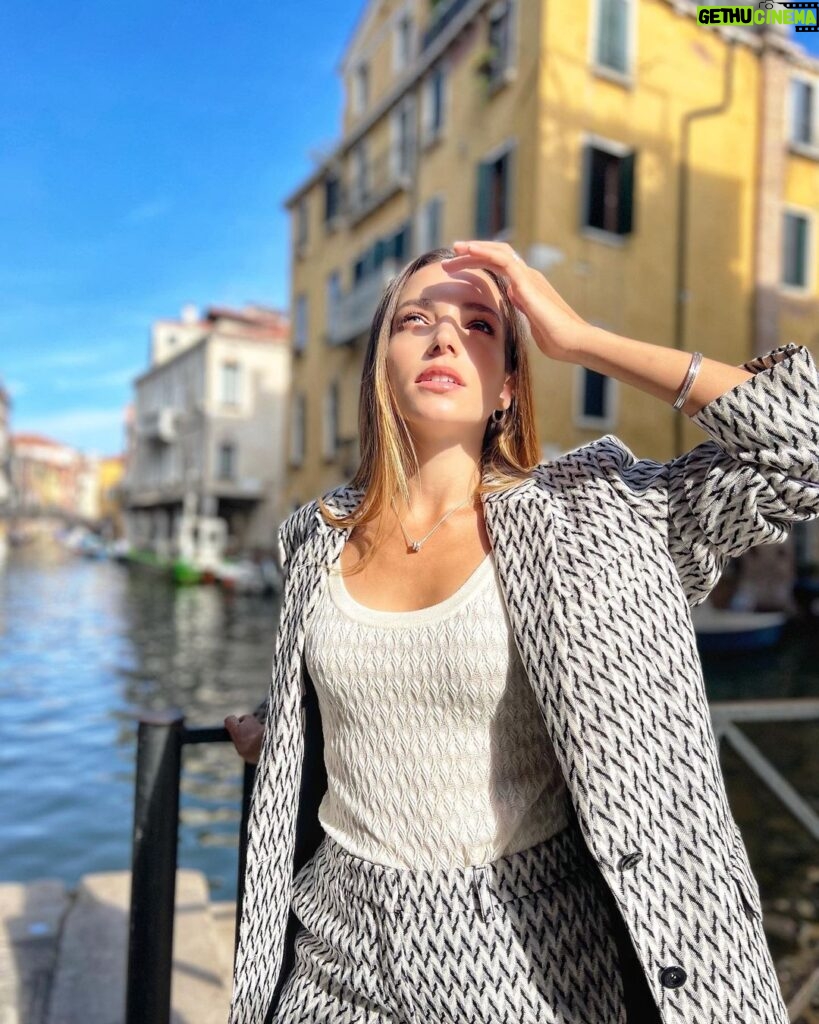 Aurora Ruffino Instagram - Quest’anno mi trovo a Venezia per un motivo davvero speciale.. non vedo l’ora di condividerlo con voi! Grazie @theofficialpandora per accompagnarmi sempre. ♥ #PandoraSignature #Venezia79 #Ad Venice, Italy