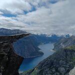 Aurora Ruffino Instagram - Trolltunga.. Per anni ho sognato questo momento, di trovarmi qui in piedi sulla lingua del Troll. Rimuginavo nella mia mente, pensavo a come sarebbe stato l’istante in cui mi ci sarei trovata davanti, alla fatica che avrei provato camminando per 11 ore.. Ma mai avrei immaginato che sarei partita e che avrei affrontato questo viaggio da sola. Sto imparando tante cose di me. Viaggiare da soli ci porta a fare i conti con noi stessi, con i nostri lati più “oscuri” e fragili. Mi sento orgogliosa e sono felice di condividere questo pensiero con voi. Vi auguro di passare una bellissima estate e di trovare anche solo brevi momenti durante la giornata per stare da soli con voi stessi. ♥️ #norway #solotravel #love
