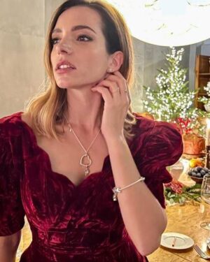 Aurora Ruffino Instagram - Grazie @theofficialpandora per averci regalato una serata speciale dall’atmosfera natalizia. Per l’occasione ho scelto i nuovi gioielli della Collezione Moments. ❄️♥️ #morethanagift #pandoramoments
