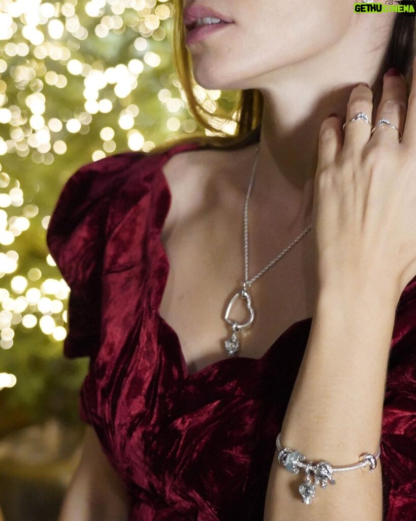 Aurora Ruffino Instagram - Grazie @theofficialpandora per averci regalato una serata speciale dall’atmosfera natalizia. Per l’occasione ho scelto i nuovi gioielli della Collezione Moments. ❄♥ #morethanagift #pandoramoments