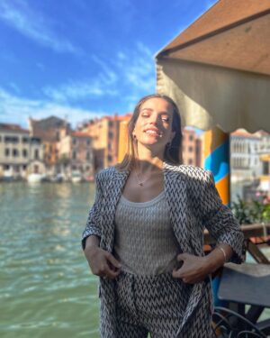 Aurora Ruffino Instagram - Quest’anno mi trovo a Venezia per un motivo davvero speciale.. non vedo l’ora di condividerlo con voi! 
Grazie @theofficialpandora per accompagnarmi sempre. ♥️

#PandoraSignature
#Venezia79
#Ad