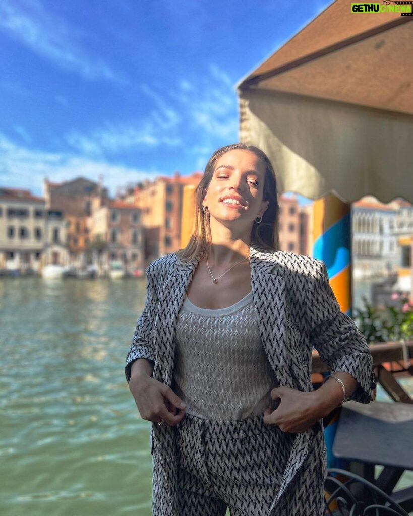 Aurora Ruffino Instagram - Quest’anno mi trovo a Venezia per un motivo davvero speciale.. non vedo l’ora di condividerlo con voi! Grazie @theofficialpandora per accompagnarmi sempre. ♥ #PandoraSignature #Venezia79 #Ad Venice, Italy
