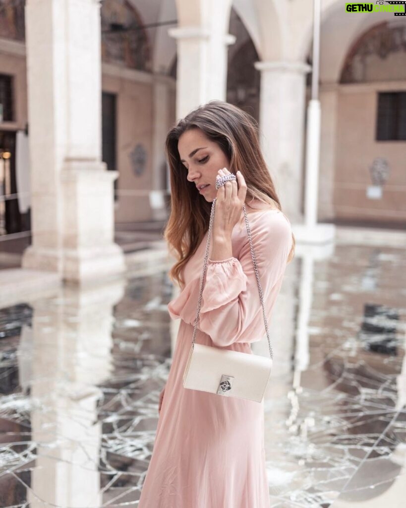Aurora Ruffino Instagram - Un pomeriggio circondato da arte e bellezza.. Grazie @motivifashion adoro la nuova double love bag #ad #doublelovebags ♥