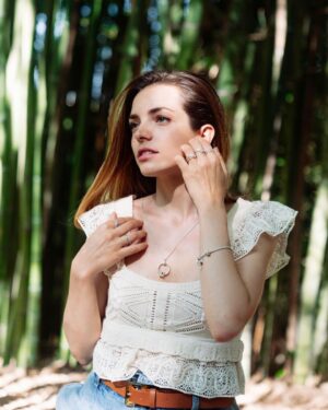 Aurora Ruffino Instagram - Tra poco è il mio compleanno e ho scelto i gioielli Pandora per celebrare questo momento speciale! I charm @theofficialpandora sono il regalo perfetto per ogni occasione speciale! #momentswithpandora #shotforpandora #ad ♥️