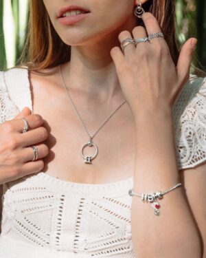 Aurora Ruffino Instagram - Tra poco è il mio compleanno e ho scelto i gioielli Pandora per celebrare questo momento speciale! I charm @theofficialpandora sono il regalo perfetto per ogni occasione speciale! #momentswithpandora #shotforpandora #ad ♥️