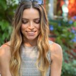 Aurora Ruffino Instagram - La libertà è ciò che rende la vita degna di essere vissuta. Bisogna difendere questa libertà e proteggerla, a tutti i costi. Guai a chi si approfitta della propria libertà per distruggere quella degli altri. La libertà è sacra, proprio come la vita. Libertà dall’oppressione, libertà dalla violenza, libertà dalla paura e dal terrore. Libertà dall’omologazione, libertà dalla vergogna e dal senso di inadeguatezza. Libertà dalle menzogne, libertà dai dubbi e dalla severità con cui trattiamo noi stessi e gli altri. Più passano gli anni e più mi rendo conto di quanto sia dato per scontato il valore di questa parola e di come “libertà” e “amore” siano in realtà la stessa cosa. Un amore privo di libertà è un’illusione, dove non c’è libertà non c’è amore. Buona festa della liberazione a tutti, auguro a ognuno di noi di avere sempre il coraggio di essere liberi! ♥️ ph: @grandi_film #love #freedom #italy
