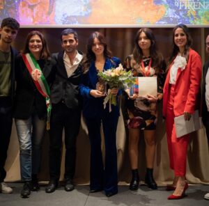 Aurora Ruffino Instagram - Sabato scorso ho avuto il piacere di partecipare al @festival_ilmagnifico in cui mi è stato fatto il dono di ricevere un premio per il ruolo di Bianca de’ Medici. È stato un personaggio che ho amato moltissimo e un’esperienza, quella del set de “I Medici”, che mi ha regalato amici e cambiato nel profondo. 
Grazie @leonardo.margarito per questa bellissima iniziativa volta alla celebrazione dell’arte, della cultura e della storia di Firenze e dell’Italia. ♥️
@luxvide @_rai_fiction_ 

#love #fiction #italy
