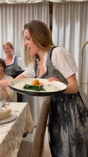 Aurora Ruffino Instagram - La volta in cui Lidia si tolse la divisa da carabiniere per mettersi quella da cameriera tirolese! 🤣. 

Grazie a tutte le persone che ci hanno seguito ieri, ci vediamo stasera con la seconda puntata di “Blackout”, in prima serata, su @rai1official @riccardodonna @eliseo_entertainment @barbareschiluca @mia.ammirati ♥️ #blackout #vitesospese #rai #ficition