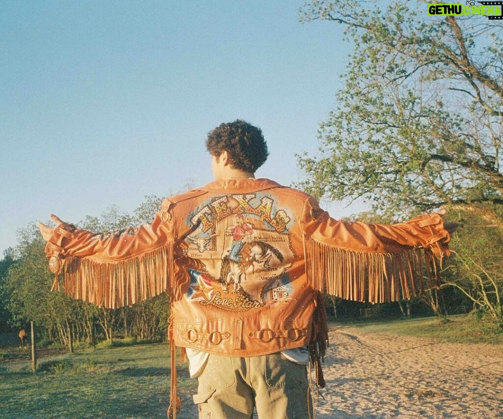 Austin Mahone Instagram - I was raised in the Lonestar State where my mama taught me how to pray 🧡⭐️