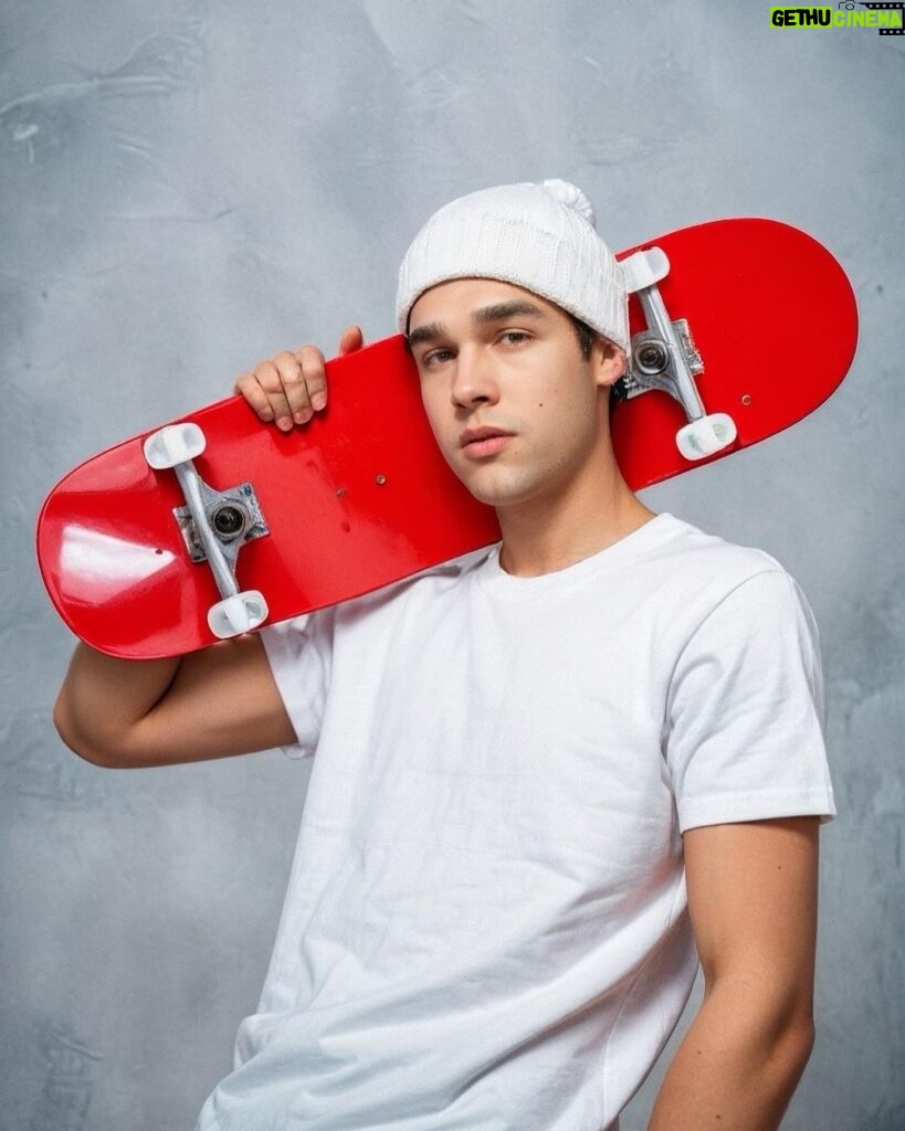 Austin Mahone Instagram - Nahhh some of these are criminal 😂 #aiyearbook #aiyearbooktrend #90syearbook #yearbookphotos