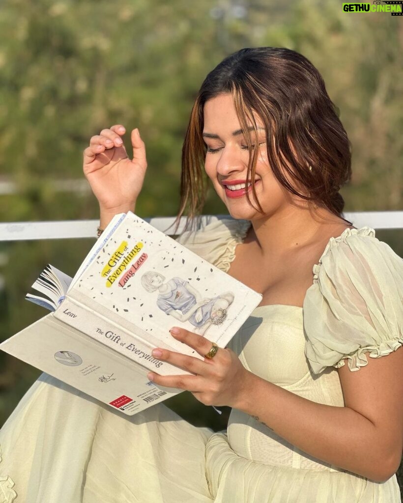 Avneet Kaur Instagram - Happiest around 📖💗🌸 Wearing @shopseoraa 📷 @sonianandra