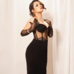 Avneet Kaur Instagram - 🍸🖤🍾