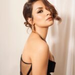 Avneet Kaur Instagram - Oh so close!🖤 @filmfare #2024 Styled @natashaabothra Outfit @manishgharatofficial Neckpiece and earring :- @aquamarine_jewellery Hair @fainyraghani_mua @becoming_beautiful_._ bracelets and ring @mozaati Styling Assistant @mausmi_mitra_ @dhwaniivithalani_22 @styledbypritimehta 📷- @visualaffairs_va
