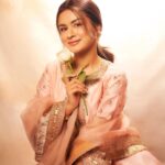 Avneet Kaur Instagram - Yeh fitoor mera ♥️🌹 Styled by @kmundhe4442 Outfit by @sheetalbatra Jewellery by @sajsavar Photography by @visualaffairs_va