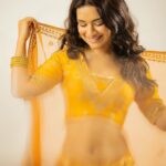 Avneet Kaur Instagram - Love and light 💛🪔✨ Outfit @jigarmaliofficial Styling @littlepuffsofhappiness 📸 @kakali_das_photography