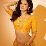 Avneet Kaur Instagram - Love and light 💛🪔✨ Outfit @jigarmaliofficial Styling @littlepuffsofhappiness 📸 @kakali_das_photography