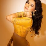 Avneet Kaur Instagram - Love and light 💛🪔✨ Outfit @jigarmaliofficial Styling @littlepuffsofhappiness 📸 @kakali_das_photography