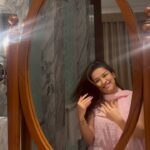 Avneet Kaur Instagram - Towel nahi no problem just zoobie doobie your way out 😂🤧