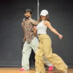 Avneet Kaur Instagram - Beautiful song with the beautiful lady @avneetkaur_13 🌸 #shazebsheikhchoreography at my dance home @tangerineartsstudio 🧡. Tangerine Arts Studio