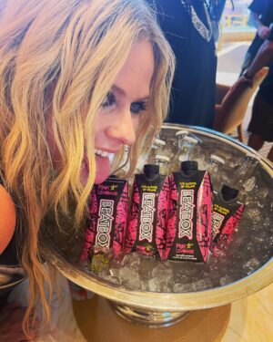 Avril Lavigne Instagram - A Bitchin Summer..Vegasss 🥵
@marshmello @beatboxbeverages