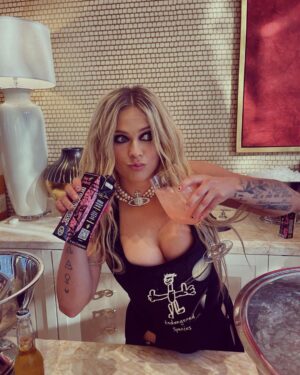 Avril Lavigne Instagram - A Bitchin Summer..Vegasss 🥵
@marshmello @beatboxbeverages