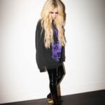 Avril Lavigne Instagram - 💜🖤