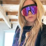 Avril Lavigne Instagram - 💜😈