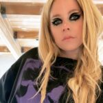 Avril Lavigne Instagram - 💜😈
