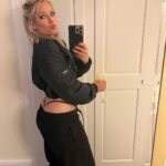 Avril Lavigne Instagram - Lyfe Lately 🖤🧡 Europe