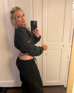 Avril Lavigne Instagram - Lyfe Lately 🖤🧡