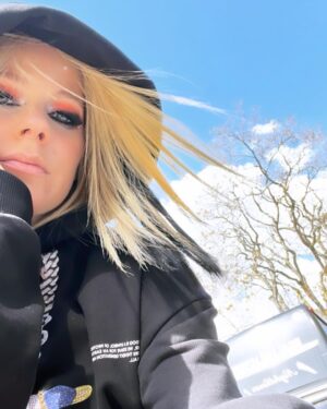 Avril Lavigne Instagram - Lyfe Lately 🖤🧡