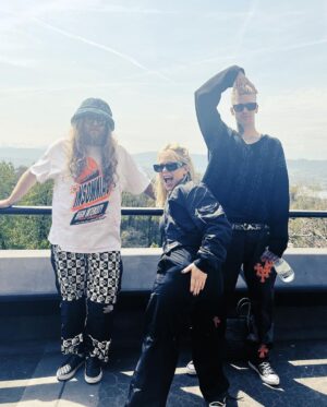 Avril Lavigne Instagram - Lyfe Lately 🖤🧡