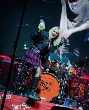 Avril Lavigne Instagram - Lyfe Lately 🖤🧡