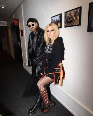 Avril Lavigne Instagram - Lyfe Lately 🖤🧡
