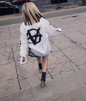 Avril Lavigne Instagram - 2 weeks till the EUROPE tour. LFG!! What songs do you guys want to hear live? 🖤🧡🖤🧡