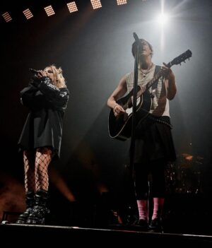 Avril Lavigne Instagram - 2 weeks till the EUROPE tour. LFG!! What songs do you guys want to hear live? 🖤🧡🖤🧡