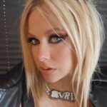 Avril Lavigne Instagram - Lyfe Lately 🖤🧡 Europe