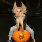 Avril Lavigne Instagram - We’ve been having a ball out here 🧡💀🖤 #bitemetour