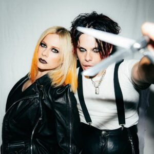 Avril Lavigne Instagram - When you let @yungblud cut your hair… 🖤💀🖤✂️🇬🇧