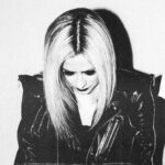 Avril Lavigne Instagram - When you let @yungblud cut your hair… 🖤💀🖤✂️🇬🇧