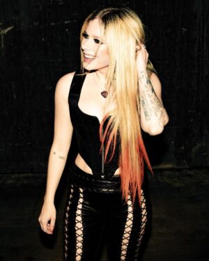 Avril Lavigne Instagram - “Staring at the pavement alone. Wishing I was on my way home to you. All the shops in London are closed. I don’t know where to go from here.” ☠️🖤☠️