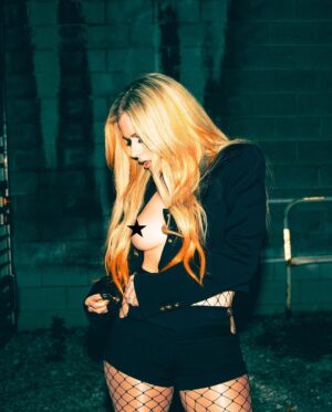 Avril Lavigne Instagram - Very 🖤☠️ Versace 🖤☠️