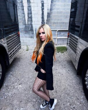 Avril Lavigne Instagram - Very 🖤☠️ Versace 🖤☠️
